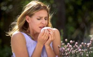 hay_fever_woman_sneezing